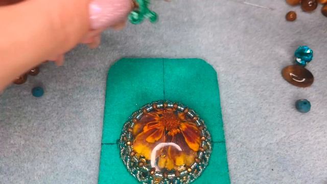 Ажурное оплетение кабошона. Бусы с цветочным кулоном