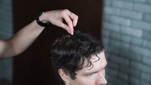 Мужская стрижка на кудрявые волосы | Как стричь кудри | Вьющиеся волосы | Demetrius