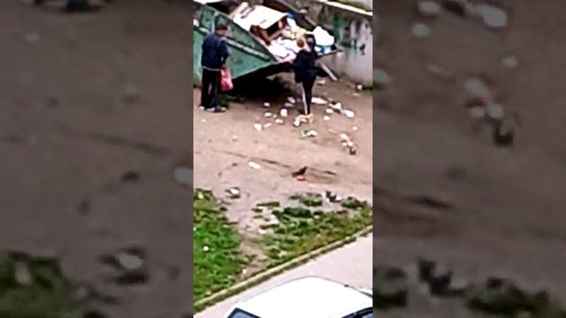 Вот смотрите какие дворники сами работают в жеке и срут у себя в подъезде смотреть онлайн