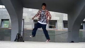 Парень танцует офигенно  D