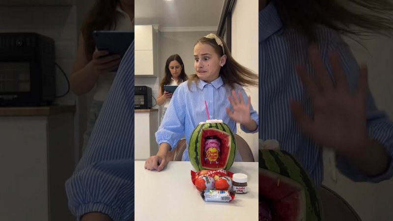 Короче говоря Алинка спрятала вкусняшки  в арбуз #shorts #funny