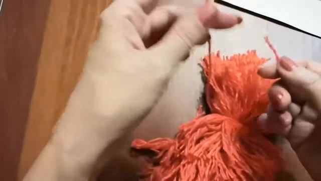 Помпоны быстро и просто, при помощи картона и ножниц. смотреть онлайн