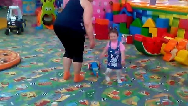 ♥ VLOG Играем в Детской комнате Jump City. Сухой бассейн с шариками и аттракционы смотреть онлайн