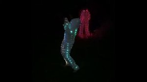Танцы в светящихся костюмах.