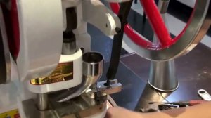 Установка пуансона и матрицы настольного таблеточного пресса