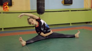 Растяжка под хайкик и другие амплитудные удары ногами. Stretching for high kicks. Юлиана Платонова.