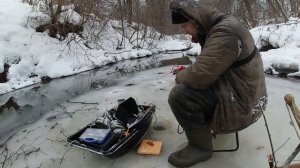 Зимняя рыбалка.  Любит пенопласт.  Подводная съемка.