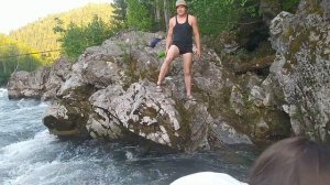 2022.06.  Река Казыр.  Хариус ловился на Алёну. Рыбалка, девушки, сачком из того что было...