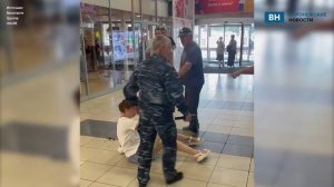 Драка двух девушек в ТЦ Армада в Воронеже