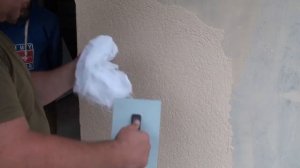 Учим рабочих заказчика правильно наносить декоративную штукатурку Короед на фасад дома