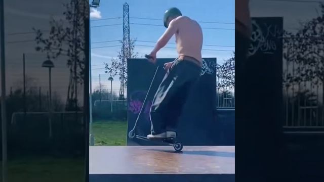 HOW IS THIS POSSIBLE?! ? Jake B-Smith blowing minds with this combo! ? #scooter #crazy смотреть онлайн