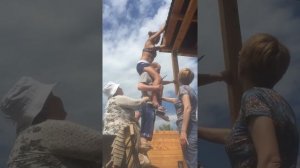 доставание воланчика с крыши. Кунгасный