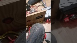 подключение автомагнитолы от двух источников питания ( аккумулятор и сеть 220 вольт) видео 2