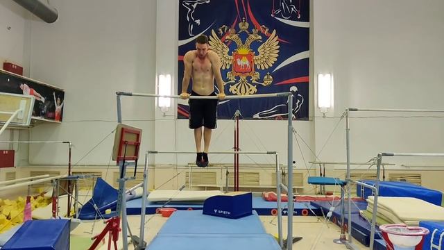 Выход силой на две на турнике. Обучалка от тренера по гимнастике смотреть онлайн