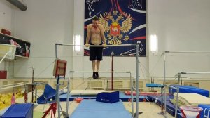 Выход силой на две на турнике. Обучалка от тренера по гимнастике