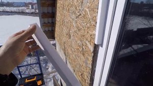 Покраска фронтона ОСП краскопультом\Подшив карнизных свесов гаража пластиковой вагонкой (весна 2021
