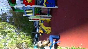 дочки Елены Калиберновой на детской площадке у дома