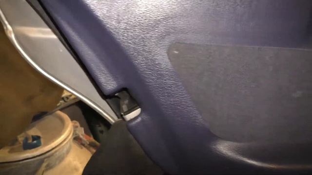 BMW E34 Как снять обшивку двери (Задние карты) смотреть онлайн