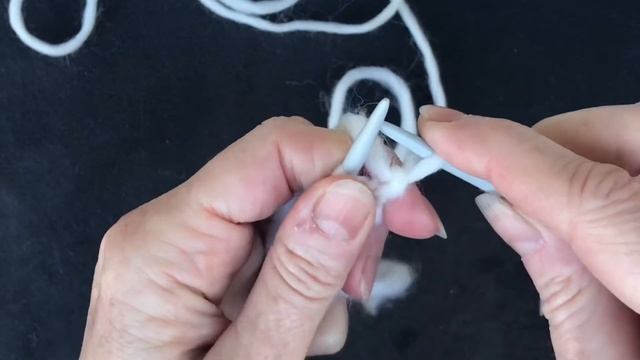 Треугольник спицами из одной петли. Начало. Только лицевые петли со снятием кромочной