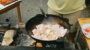 Кролик в сметане, тушеный в казане на костре. вкуснотища. нереально вкусно.