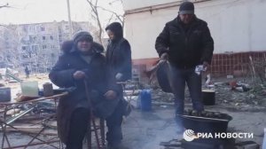 В Мариуполе люди готовят еду на кострах