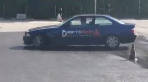 Дрифтит с первого раза на BMW E36 обучение в ДрифтоМания