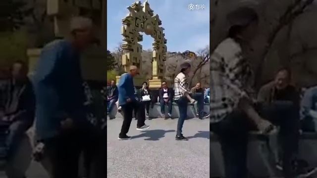 Прикольный танец девушки и пожилого мужчины