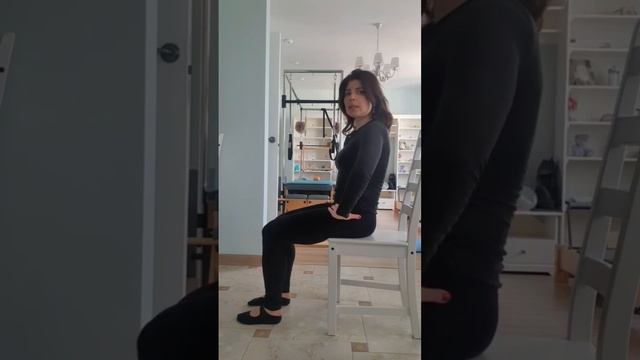 Упражнение "Тазовые часы" на стуле смотреть онлайн