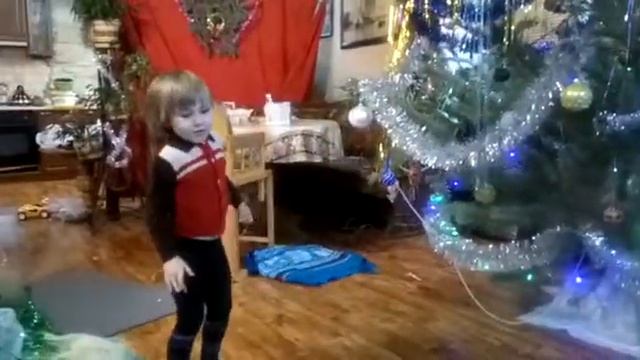 Приколы с детьми!Смешные дети.Новый год 2018.Елисею 4 года. Читает стихотворение.