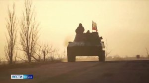 Бабушка с красным флагом.mp4