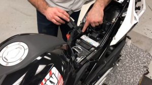 How to replace a battery on a g310 bmw