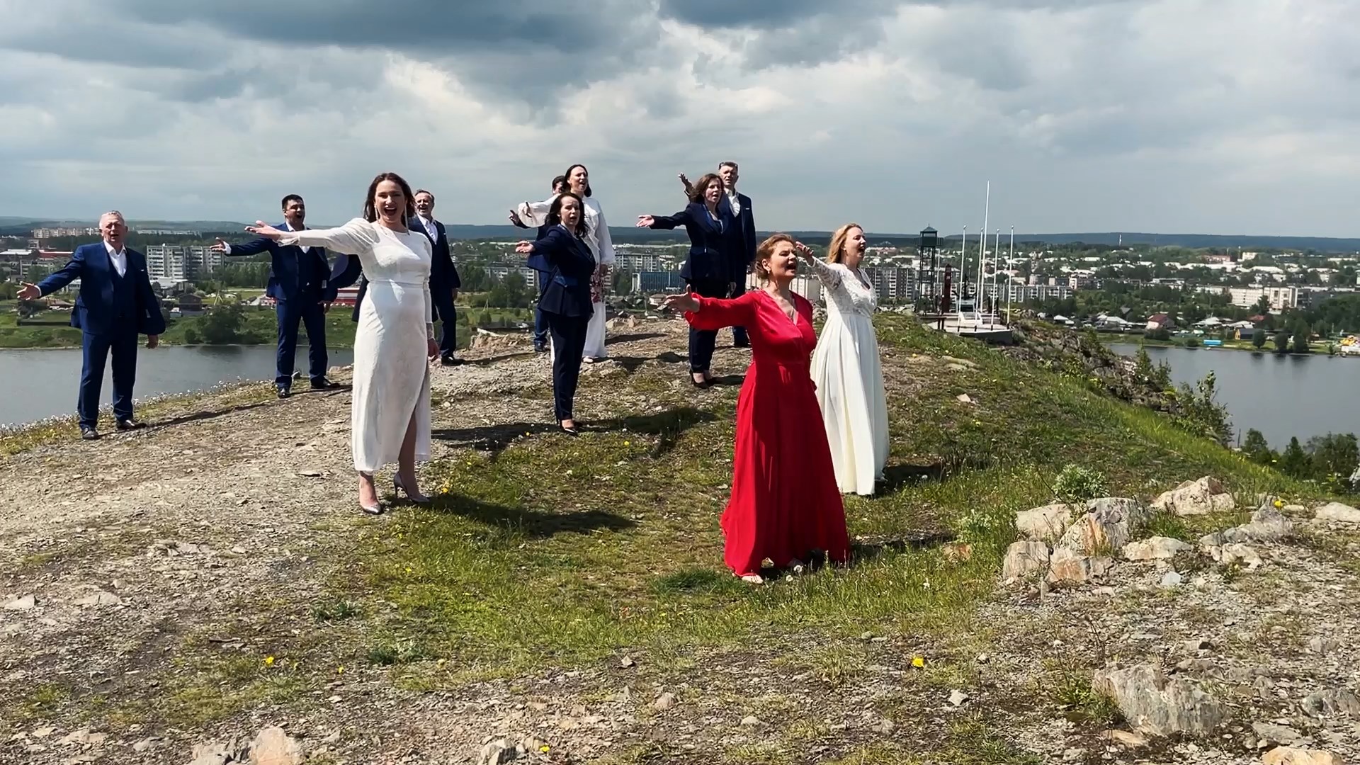 Гимн Российской Федерации исполняет творческий коллектив Дворца культуры городского округа Ревда