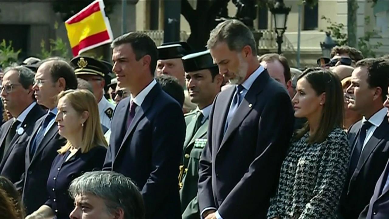 Масштабное памятное шествие в Барселоне, где ровно год назад произошла целая серия терактов