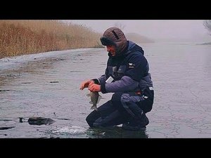 ОПАСНЫЙ ПЕРВЫЙ ЛЕД! КАРАСЬ КЛЮЕТ! Ловлю карася в Астрахани со льда! Рыбалка в Астрахани.