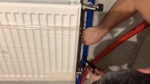 Подключение радиатора к центральной системе отопления.