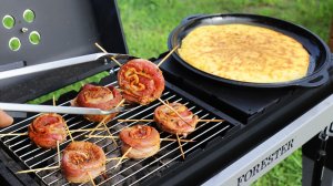 Ленивый хачапури на сковороде и мясные рулеты из свиной вырезки на углях.