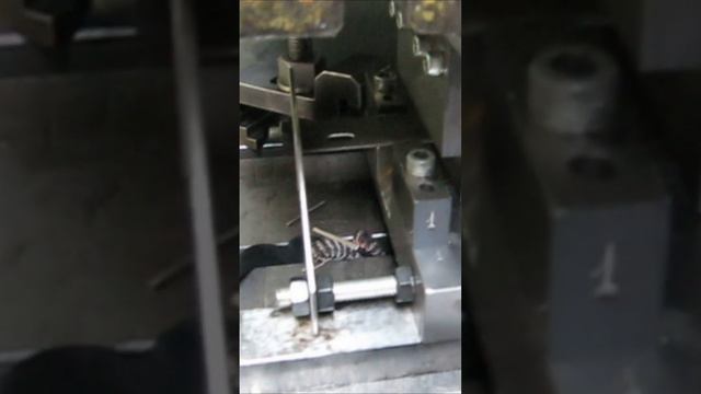 Штамповка двух близко расположенных отверстий смотреть онлайн