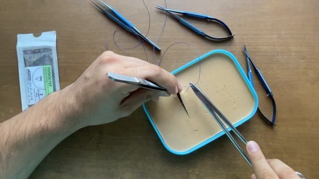 Как правильно держать хирургические инструменты - иглу , пинцет , иглодержатель. смотреть онлайн