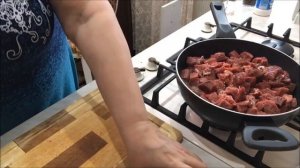 Тушёное мясо с репчатым луком.