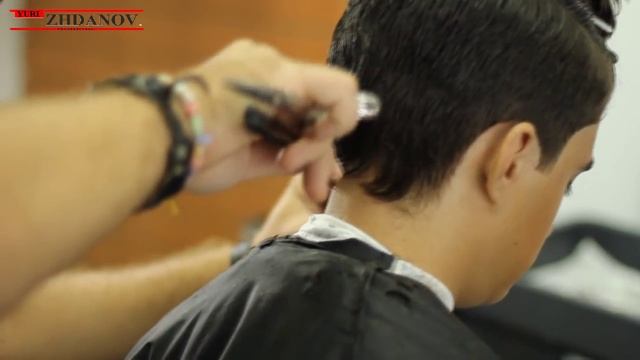 Юрий Жданов 002 Мужская прогрессивная стрижка с разной текстурой (Полная версия) смотреть онлайн