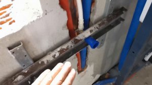 Монтаж гигиенического душа в кирпичную стену