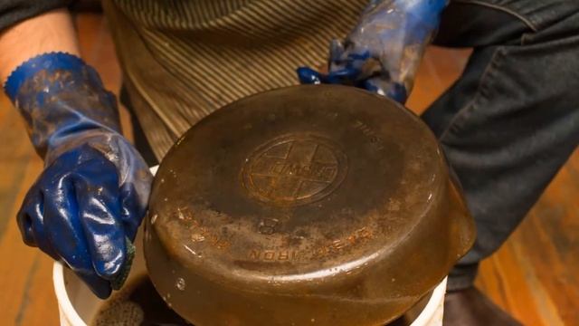 Как очистить чугунную сковороду смотреть онлайн