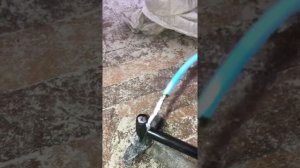 Облуживание кончиков проводов для подключения электрического счётчика лунковым паяльником.