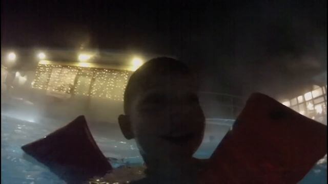 Vlog ● Ночью в бассейне, цветная джакузи, съемки в запретной зоне. Night in the pool смотреть онлайн