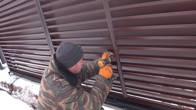 Делаем откатные ворота. Обшиваем ламелями(жалюзи). Забор со ступеньками из проф. листа.