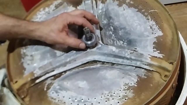 Ремонт стиральной машинки Indesit IWSC5085 Тарахтит Болтается барабан Замена подшипников