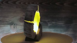Оригинальный светильник из эпоксидной смолы и обрезков дерева.