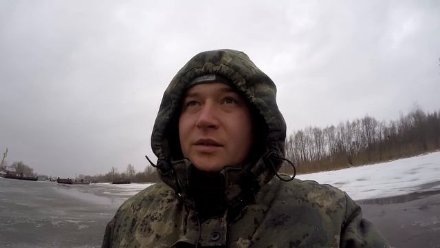 ОПАСНЫЙ ПЕРВЫЙ ЛЁД. ЛОВЛЯ НА БЕЗМОТЫЛКУ.Зимняя Рыбалка