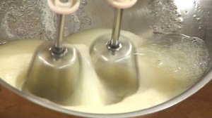 Шарлотка с садовой грушей - видеорецепт