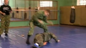 Бросок с захватом двух ног спереди